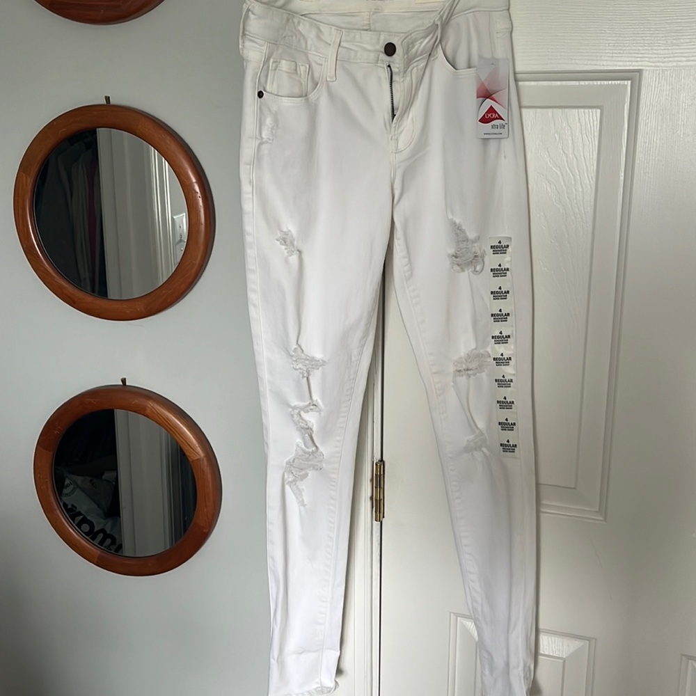 Old Navy Midrise Rockstar Bright White Distressed super Skinny Jean. 4 Regular